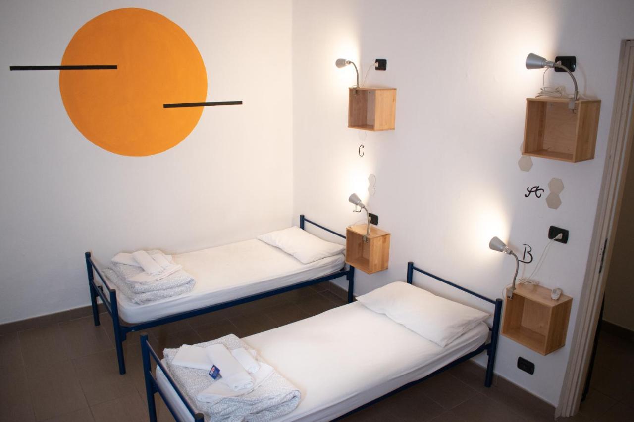 Camera Doppia con Letti Singoli e Bagno in Comune