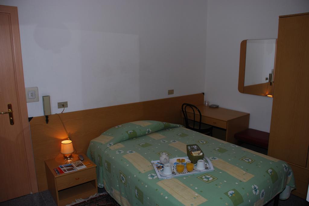 Standard Single Room with Shared Bathroom,702836200:JPEG