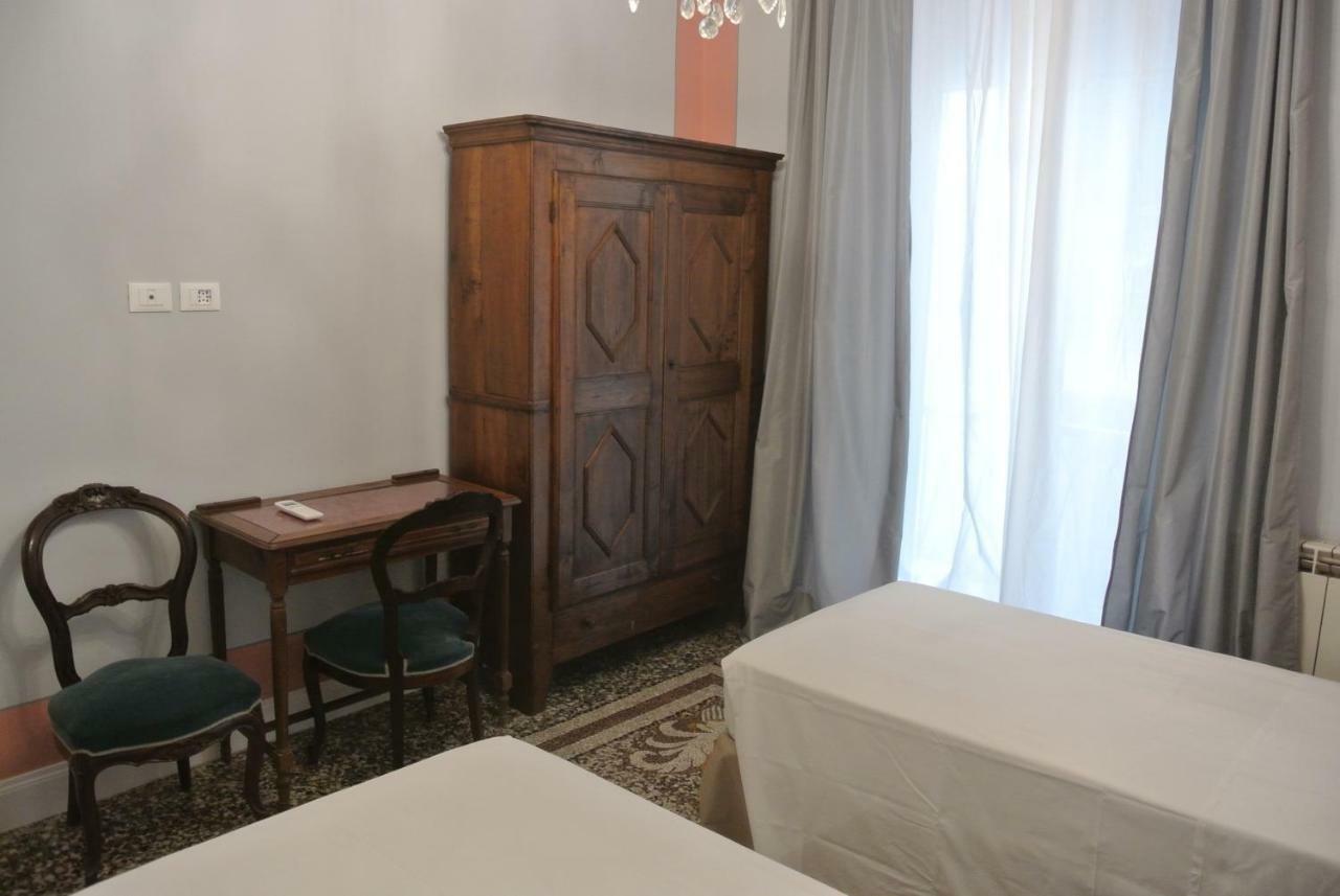 Camera Matrimoniale/Doppia con Letti Singoli con Bagno Privato Esterno